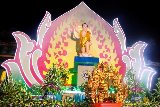 Hàng nghìn tăng ni, phật tử xứ Huế đi bộ 4km rước Phật